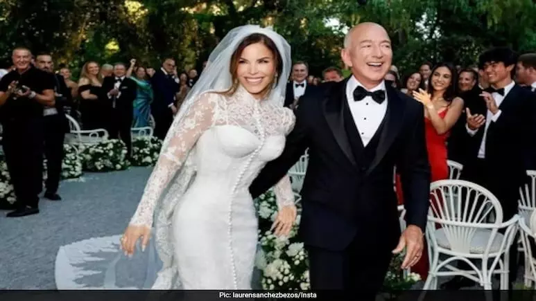 Jeff Bezos:వివాహ బంధంతో ఒక్కటైన అమెజాన్ అధినేత జెఫ్ బెజోస్, లారెన్ శాంచెజ్ Jeff Bezos:వివాహ బంధంతో ఒక్కటైన అమెజాన్ అధినేత జెఫ్ బెజోస్, లారెన్ శాంచెజ్