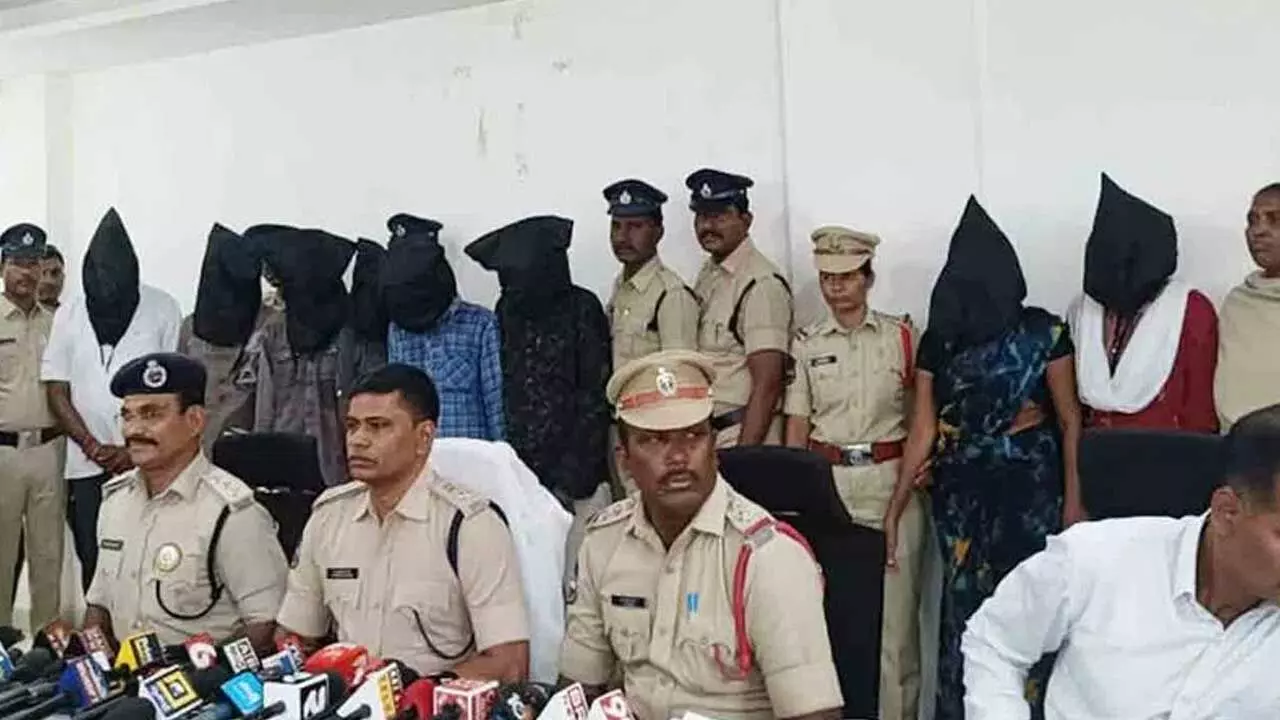 Gadwal Murder Case : గద్వాల నవ వరుడి హత్య కేసులో 8 మంది అరెస్ట్ Gadwal Murder Case : గద్వాల నవ వరుడి హత్య కేసులో 8 మంది అరెస్ట్