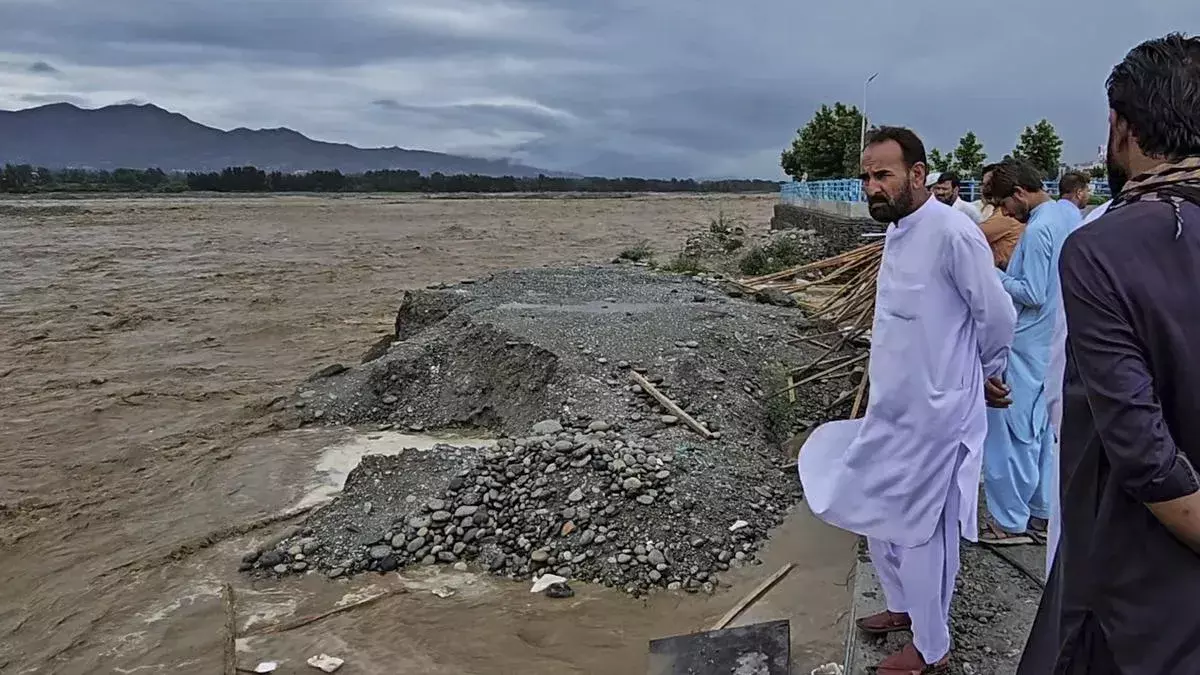 Pakistan Heavy Floods: పాకిస్థాన్‌లో  భారీ వరదలు.. వందల మంది గల్లంతు..