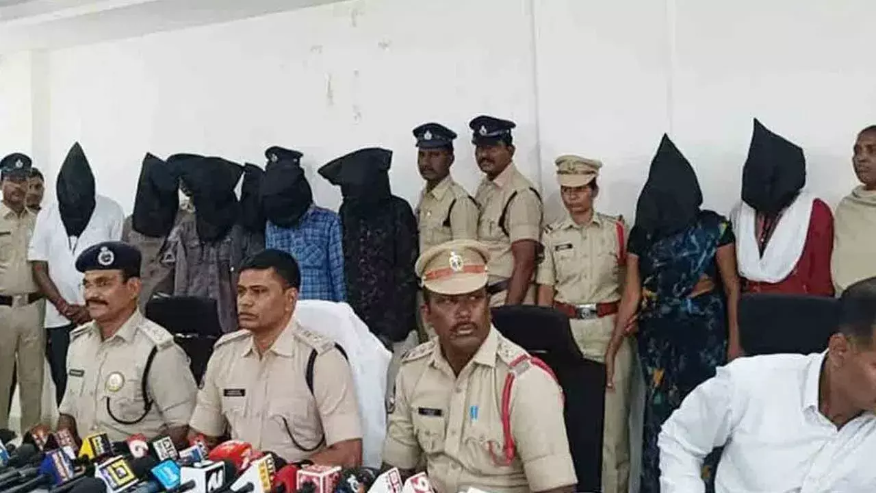 Gadwal Murder Case : గద్వాల నవ వరుడి హత్య కేసులో 8 మంది అరెస్ట్ Gadwal Murder Case : గద్వాల నవ వరుడి హత్య కేసులో 8 మంది అరెస్ట్