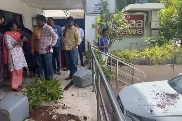 ATTACK: మహా న్యూస్ ఛానల్పై దాడిని ఖండించిన ముఖ్యమంత్రులు ATTACK: మహా న్యూస్ ఛానల్పై దాడిని ఖండించిన ముఖ్యమంత్రులు