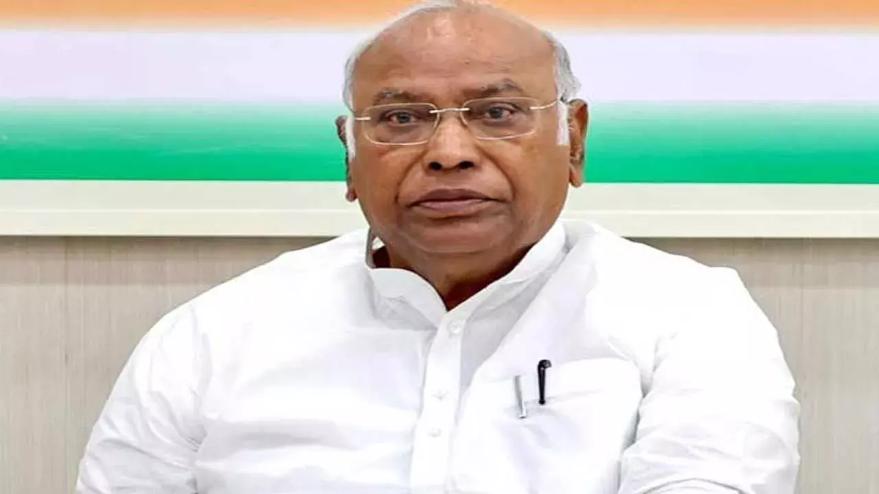 Karge : 4న హైదరాబాద్కు ఖర్గే రాక.. ఎల్బీ స్టేడియంలో బహిరంగ సభ Karge : 4న హైదరాబాద్కు ఖర్గే రాక.. ఎల్బీ స్టేడియంలో బహిరంగ సభ