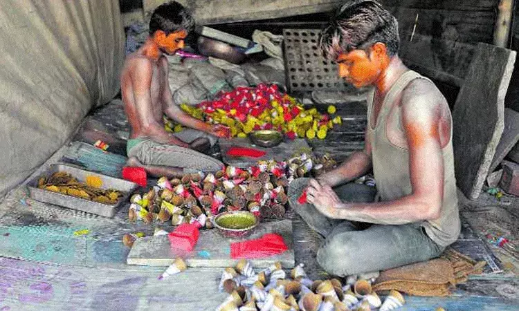 Sivakasi: బాణాసంచా తయారీ యూనిట్ లో భారీ పేలుడు.. ఐదుగురు మృతి.. Sivakasi: బాణాసంచా తయారీ యూనిట్ లో భారీ పేలుడు.. ఐదుగురు మృతి..