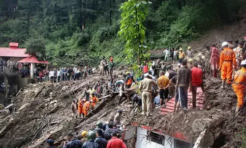 హిమాచల్ ప్రదేశ్‌లో వరదలు, విరిగిపడుతున్న కొండచరియలు.. 10 జిల్లాల్లో రెడ్ అలర్ట్