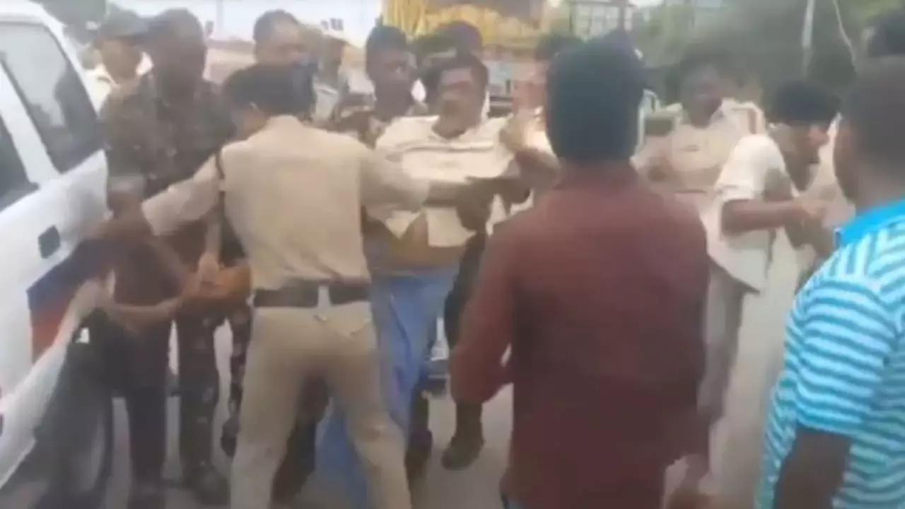 Karimnagar : నన్ను చంపి నా భూమిలో నుండి రోడ్డు వేయండి ..రైతు ఆవేదన Karimnagar : నన్ను చంపి నా భూమిలో నుండి రోడ్డు వేయండి ..రైతు ఆవేదన