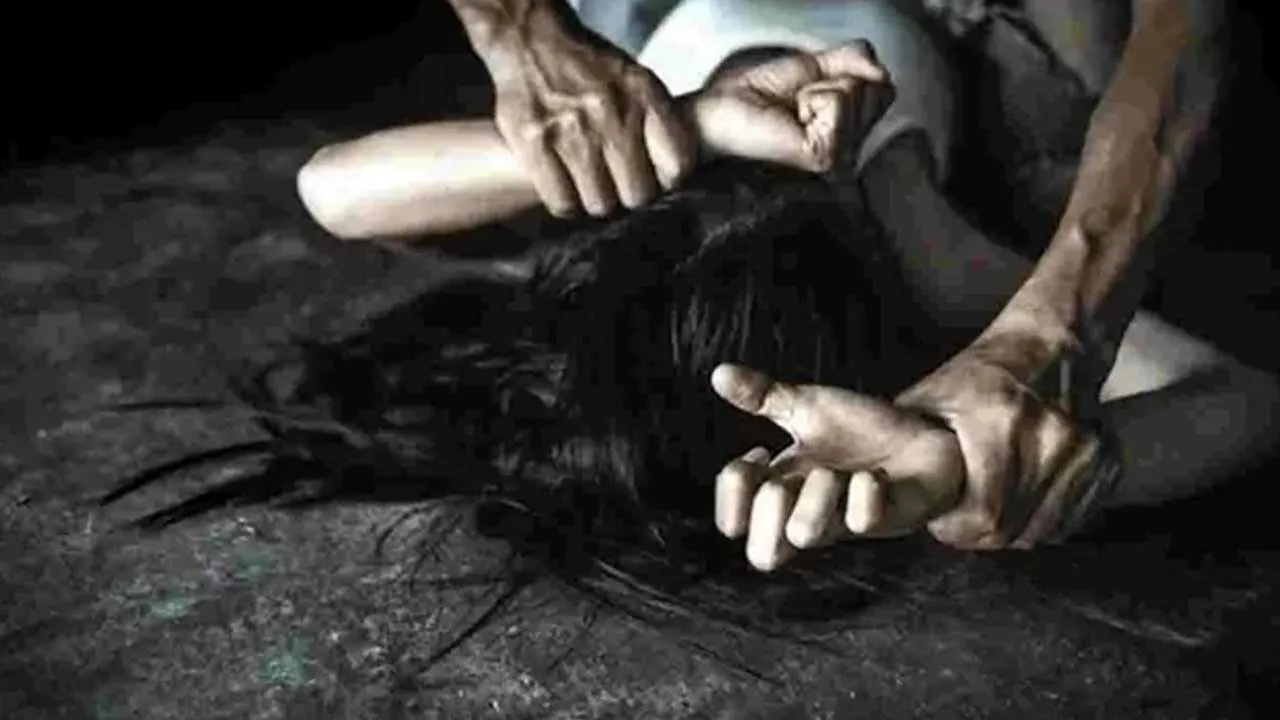 Pune : పుణేలో దారుణం.. కారులోంచి బయటికి లాగి 17ఏళ్ల బాలికపై అత్యాచారం Pune : పుణేలో దారుణం.. కారులోంచి బయటికి లాగి 17ఏళ్ల బాలికపై అత్యాచారం