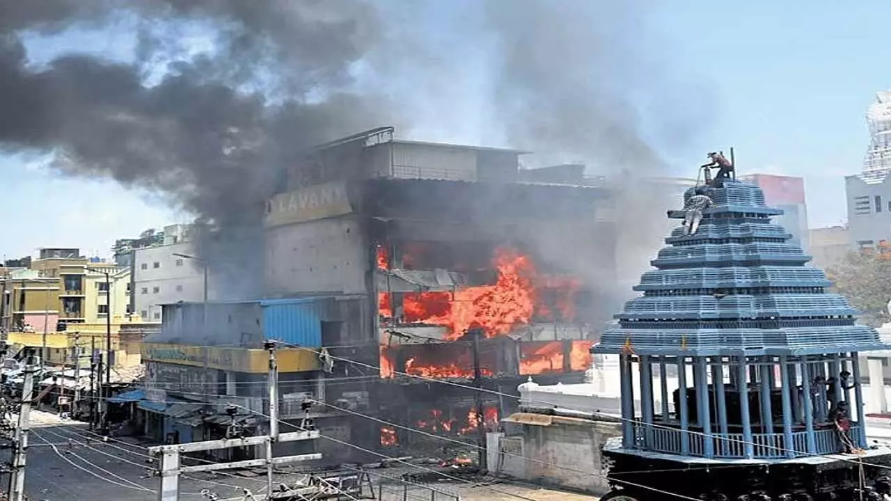 Fire Accident : గోవిందరాజస్వామి వారి ఆలయం వద్ద భారీ అగ్నిప్రమాదం Fire Accident : గోవిందరాజస్వామి వారి ఆలయం వద్ద భారీ అగ్నిప్రమాదం