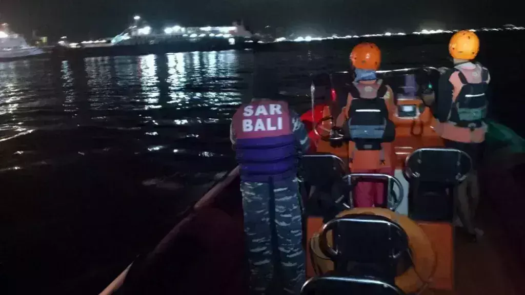 Tourist Boat : పర్యాటకులతో వెళ్తున్న పడవ బోల్తా.. నలుగురు మృతి, Tourist Boat : పర్యాటకులతో వెళ్తున్న పడవ బోల్తా.. నలుగురు మృతి,