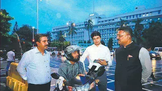 Pratap Sarnaik: ముంబైలో అక్రమ బైక్ ట్యాక్సీలపై మంత్రి స్టింగ్ ఆపరేషన్ Pratap Sarnaik: ముంబైలో అక్రమ బైక్ ట్యాక్సీలపై మంత్రి స్టింగ్ ఆపరేషన్