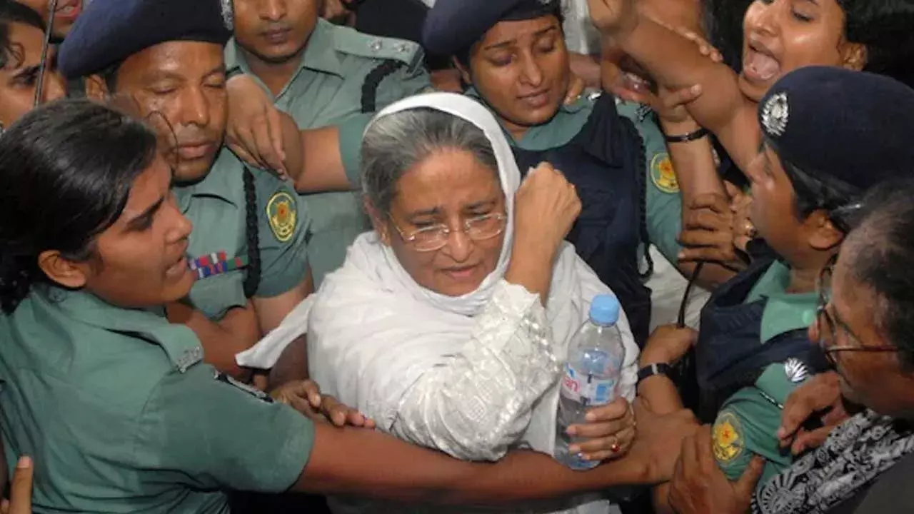 Bangladesh : బంగ్లాదేశ్ మాజీ ప్రధానికి 6నెలల జైలు శిక్ష Bangladesh : బంగ్లాదేశ్ మాజీ ప్రధానికి 6నెలల జైలు శిక్ష