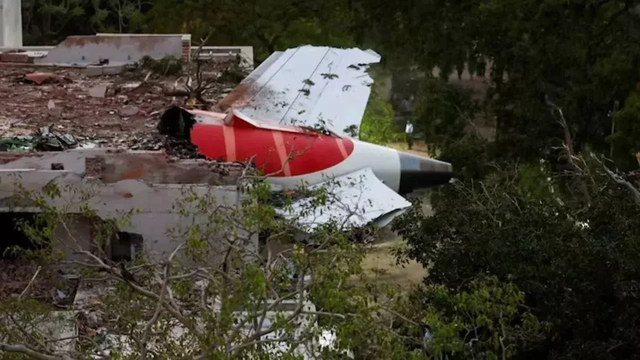 Ahmedabad Plane Crash: పరిహారం కోసం ఆర్థిక వివరాలు అడుగుతోందంటూ ఎయిర్ ఇండియాపై ఆరోపణలు Ahmedabad Plane Crash: పరిహారం కోసం ఆర్థిక వివరాలు అడుగుతోందంటూ ఎయిర్ ఇండియాపై ఆరోపణలు