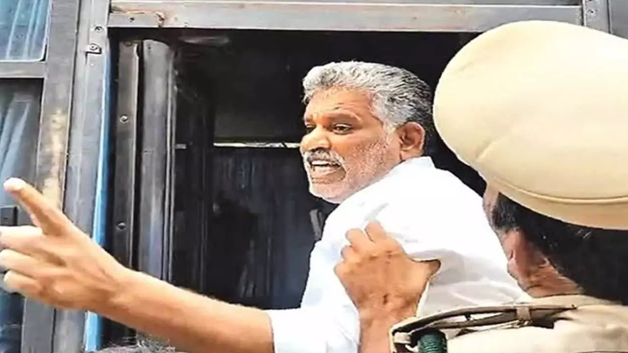 AP: జైల్లో చెవిరెడ్డి వింత ప్రవర్తన.. పెద్దగా అరుస్తూ... AP: జైల్లో చెవిరెడ్డి వింత ప్రవర్తన.. పెద్దగా అరుస్తూ...