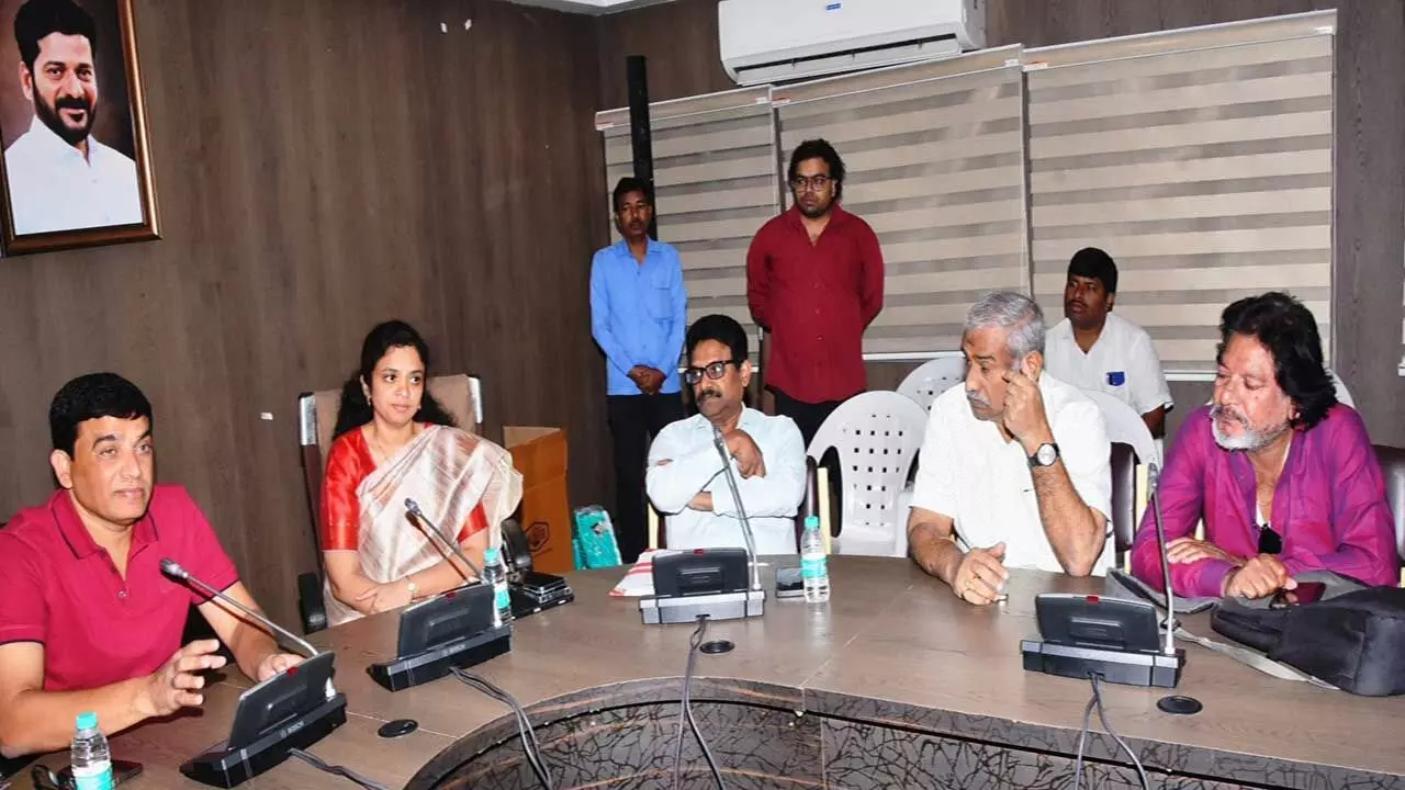 Dil Raju : పైరసీపై కఠిన చర్యలు .. ఎఫ్డీసీ ఆధ్వర్యంలో కమిటీ ఏర్పాటు : దిల్ రాజు Dil Raju : పైరసీపై కఠిన చర్యలు .. ఎఫ్డీసీ ఆధ్వర్యంలో కమిటీ ఏర్పాటు : దిల్ రాజు