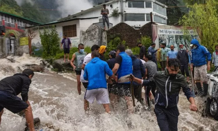 Himachal Pradesh: వరదలు సృష్టించిన బీభత్సం.. వందల కోట్ల నష్టం.. Himachal Pradesh: వరదలు సృష్టించిన బీభత్సం.. వందల కోట్ల నష్టం..