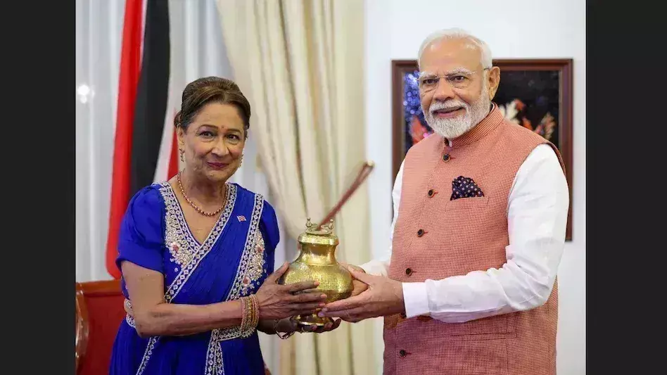 Narendra Modi: మోదీ రాసిన గుజరాతీ కవిత చదివిన ట్రినిడాడ్ అండ్ టొబాగో ప్రధాని Narendra Modi: మోదీ రాసిన గుజరాతీ కవిత చదివిన ట్రినిడాడ్ అండ్ టొబాగో ప్రధాని