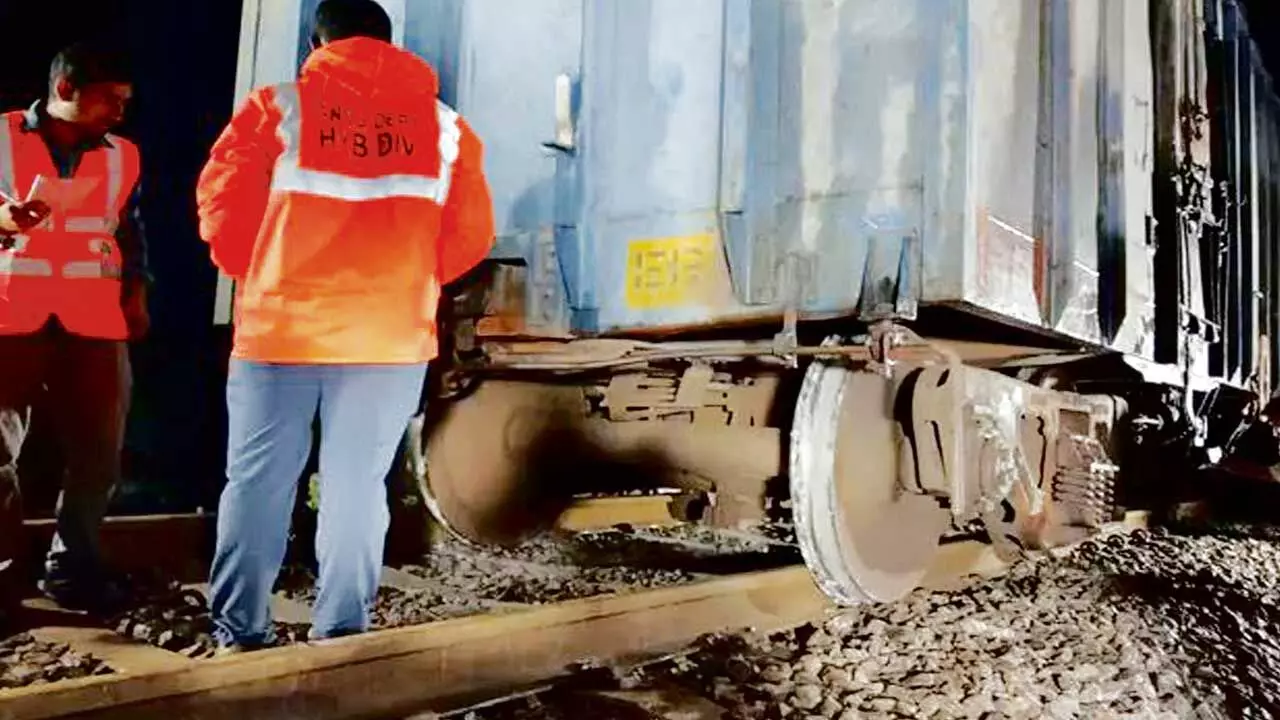 Goods Train : మహబూబ్ నగర్ వద్ద పట్టాలు తప్పిన గూడ్స్ Goods Train : మహబూబ్ నగర్ వద్ద పట్టాలు తప్పిన గూడ్స్