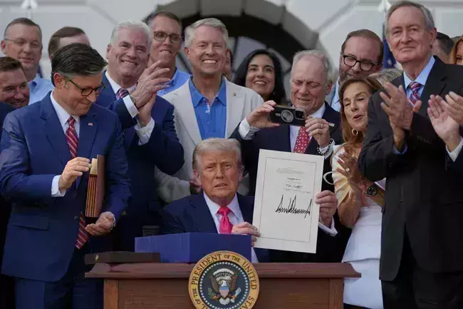 Donald Trump: బిగ్ బ్యూటిఫుల్ బిల్లు ఆమోదంపై ట్రంప్ హర్షం Donald Trump: బిగ్ బ్యూటిఫుల్ బిల్లు ఆమోదంపై ట్రంప్ హర్షం
