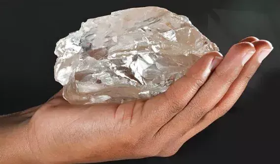 DIAMOND: మహిళా కూలీకి దొరికిన విలువైన వజ్రం