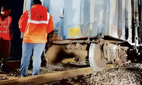 Goods Train : మహబూబ్ నగర్ వద్ద పట్టాలు తప్పిన గూడ్స్