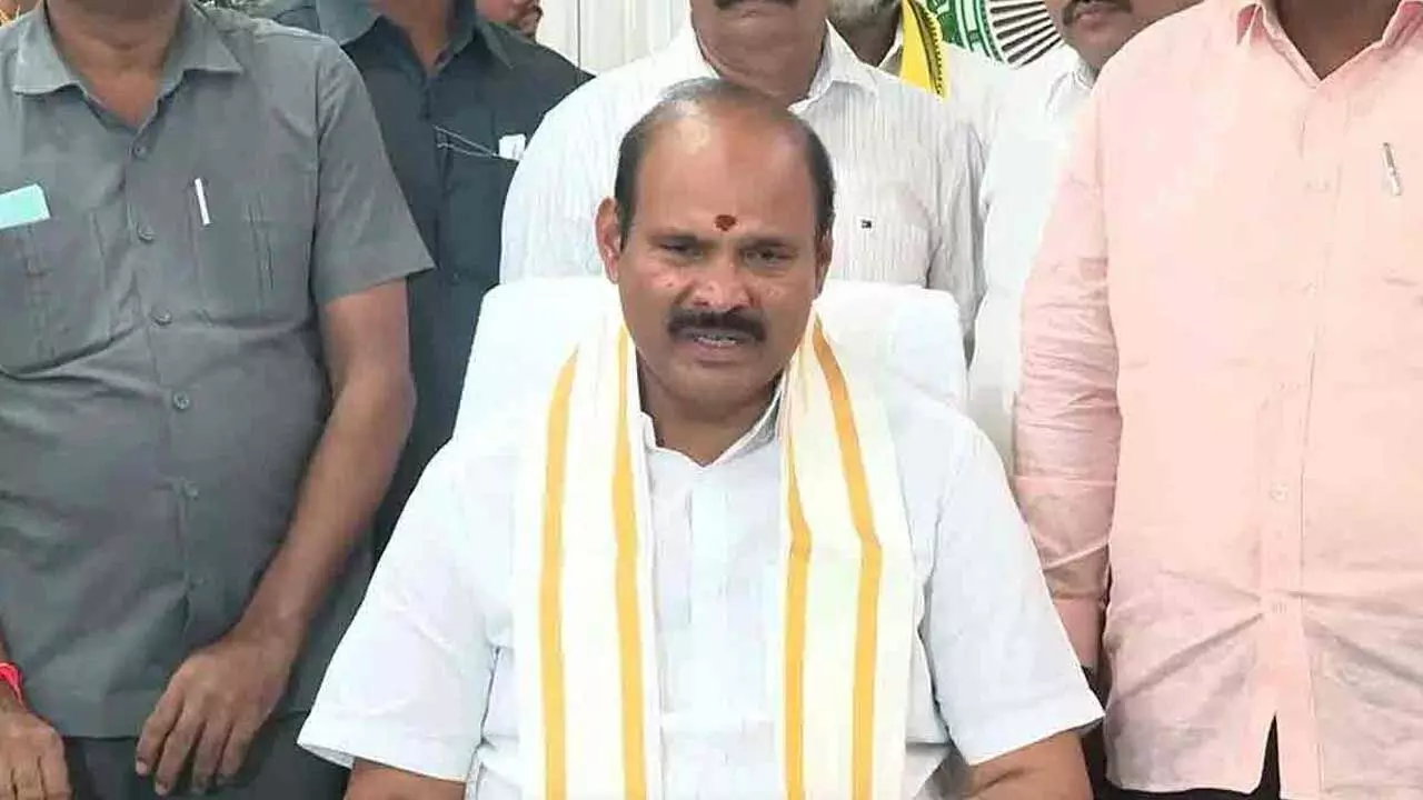 AP : కానిస్టేబుల్ను కొట్టిన యువకుడిని పరామర్శించడమేంటి..ఇది సిగ్గుచేటు : మంత్రి కొలుసు పార్థసారథి AP : కానిస్టేబుల్ను కొట్టిన యువకుడిని పరామర్శించడమేంటి..ఇది సిగ్గుచేటు : మంత్రి కొలుసు పార్థసారథి