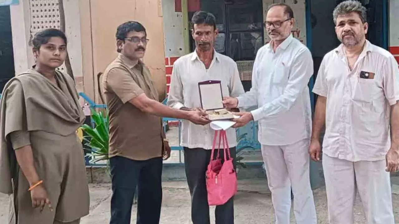 TGRTC Driver : శభాష్ డ్రైవరన్న.. నిజాయితీ చాటుకున్న ఆర్టీసీ డ్రైవర్ TGRTC Driver : శభాష్ డ్రైవరన్న.. నిజాయితీ చాటుకున్న ఆర్టీసీ డ్రైవర్