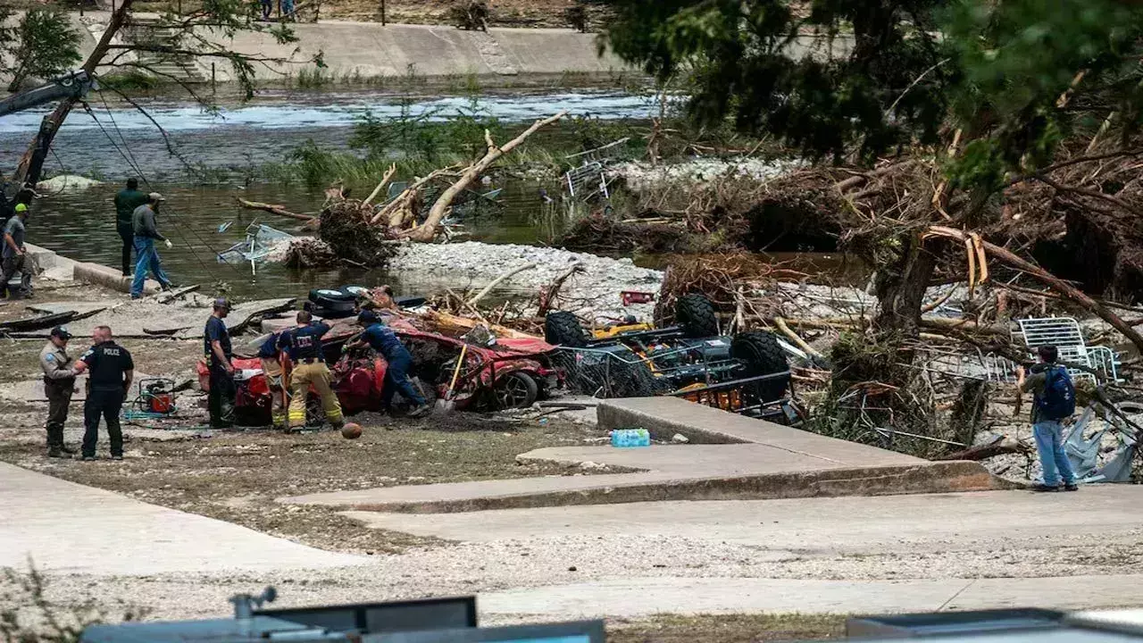 Texas:  టెక్సాస్లో మెరుపు వరదలు.. కుటుంబాలకు కుటుంబాలే మృత్యువాత Texas:  టెక్సాస్లో మెరుపు వరదలు.. కుటుంబాలకు కుటుంబాలే మృత్యువాత