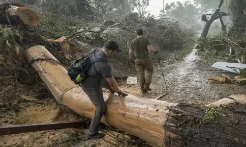 Texas:100 దాటిన మృతుల సంఖ్య.. ప్రాణాలతో బయటపడిన వారి కోసం గాలింపు