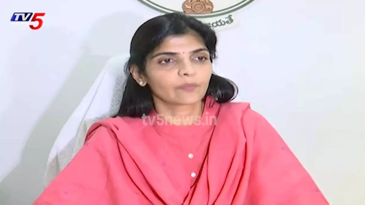 AP : నల్లపురెడ్డి వ్యాఖ్యలను మహిళా కమిషన్ తీవ్రంగా ఖండిస్తోంది : రాయపాటి శైలజ AP : నల్లపురెడ్డి వ్యాఖ్యలను మహిళా కమిషన్ తీవ్రంగా ఖండిస్తోంది : రాయపాటి శైలజ