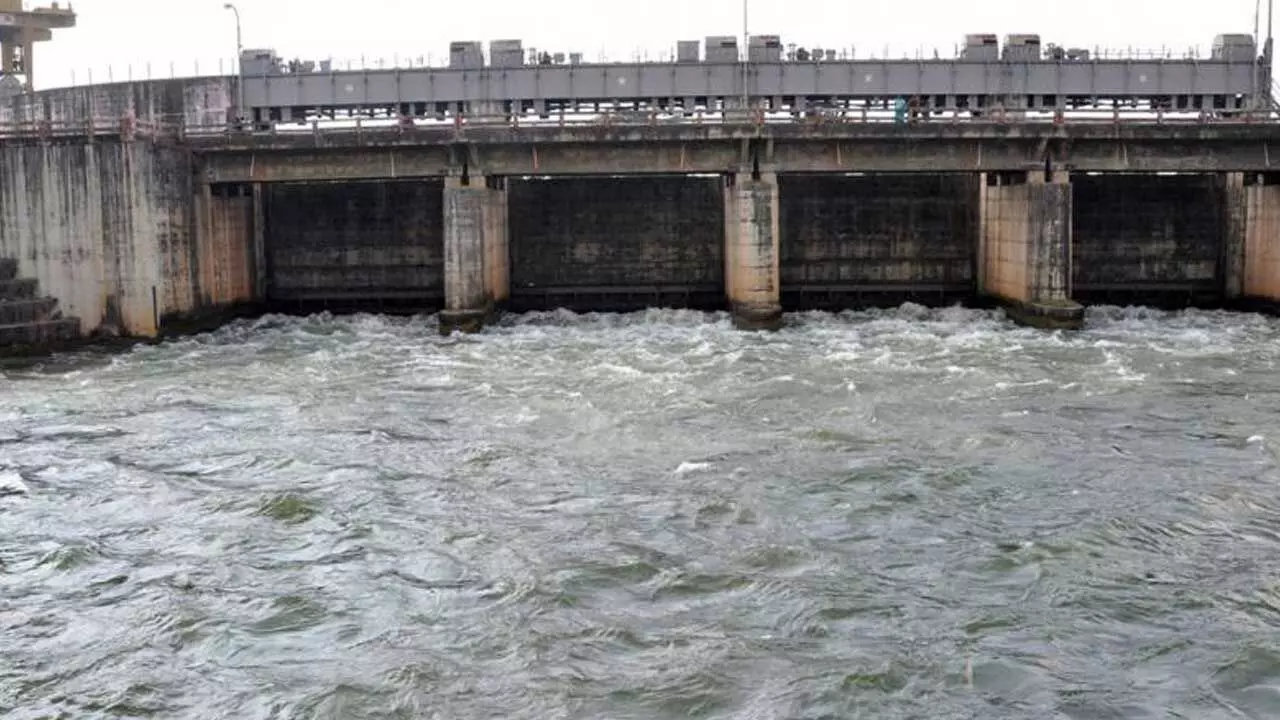 Dhavaleswaram Barrage : గోదావరికి వరద ఉధృతి.. ధవలేశ్వరం గేట్ల ఎత్తివేత.. Dhavaleswaram Barrage : గోదావరికి వరద ఉధృతి.. ధవలేశ్వరం గేట్ల ఎత్తివేత..