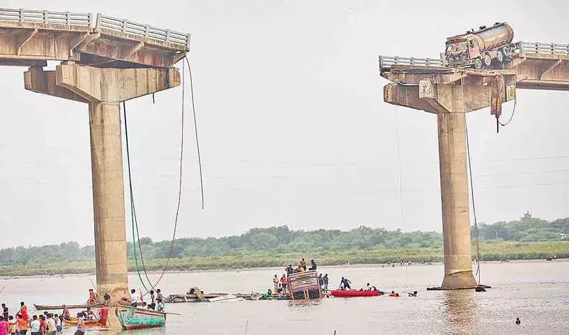 Gujarat: ఒక్కసారిగా కూలిపోయిన బ్రిడ్జి.. నదిలో పడిపోయిన వాహనాలు Gujarat: ఒక్కసారిగా కూలిపోయిన బ్రిడ్జి.. నదిలో పడిపోయిన వాహనాలు