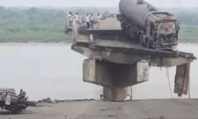 Gujarat: వడోదర జిల్లాలో వంతెన కూలి ముగ్గురు మృతి.. Gujarat: వడోదర జిల్లాలో వంతెన కూలి ముగ్గురు మృతి..