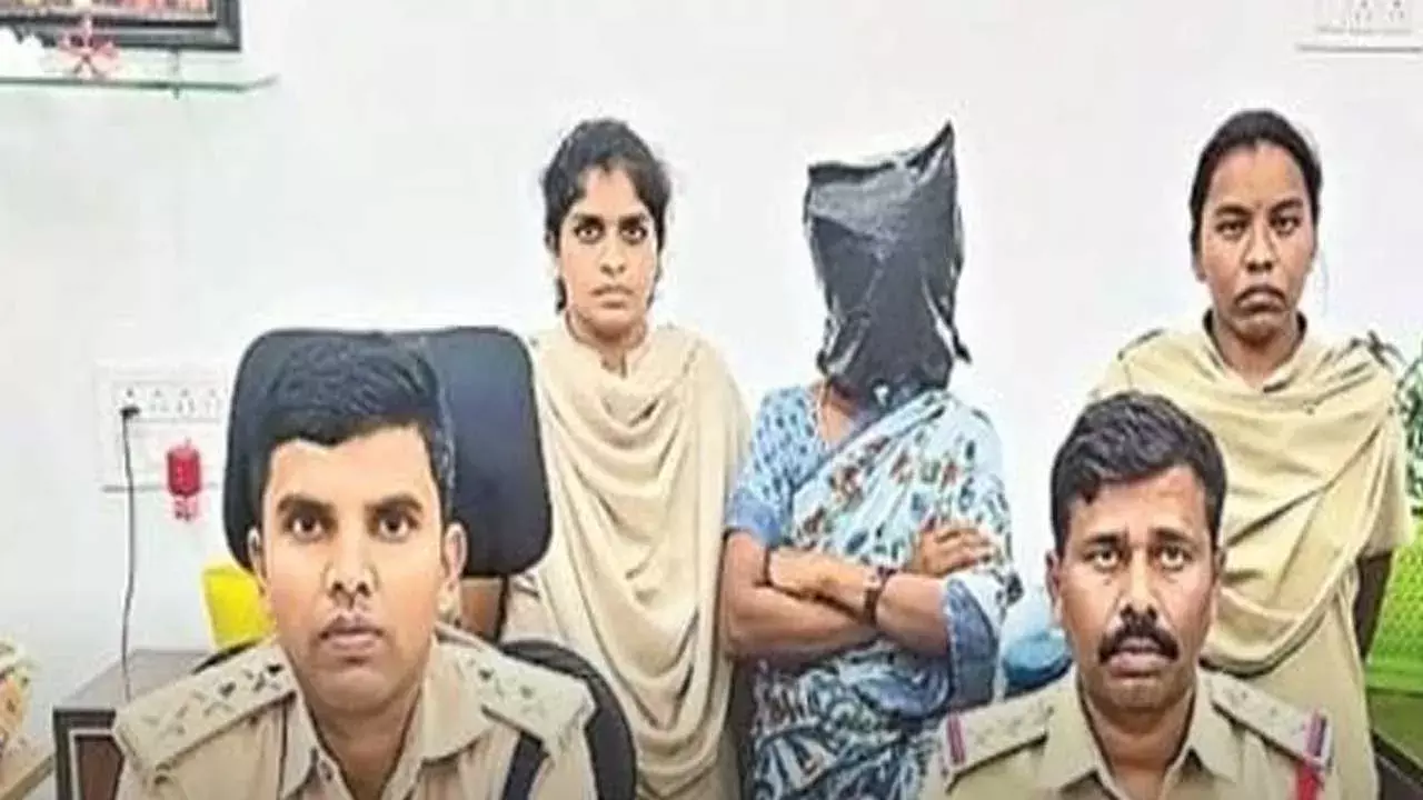 Madanapalle (AP) : తల్లికి వందనం డబ్బులు.. భర్తను భార్య హత్య Madanapalle (AP) : తల్లికి వందనం డబ్బులు.. భర్తను భార్య హత్య