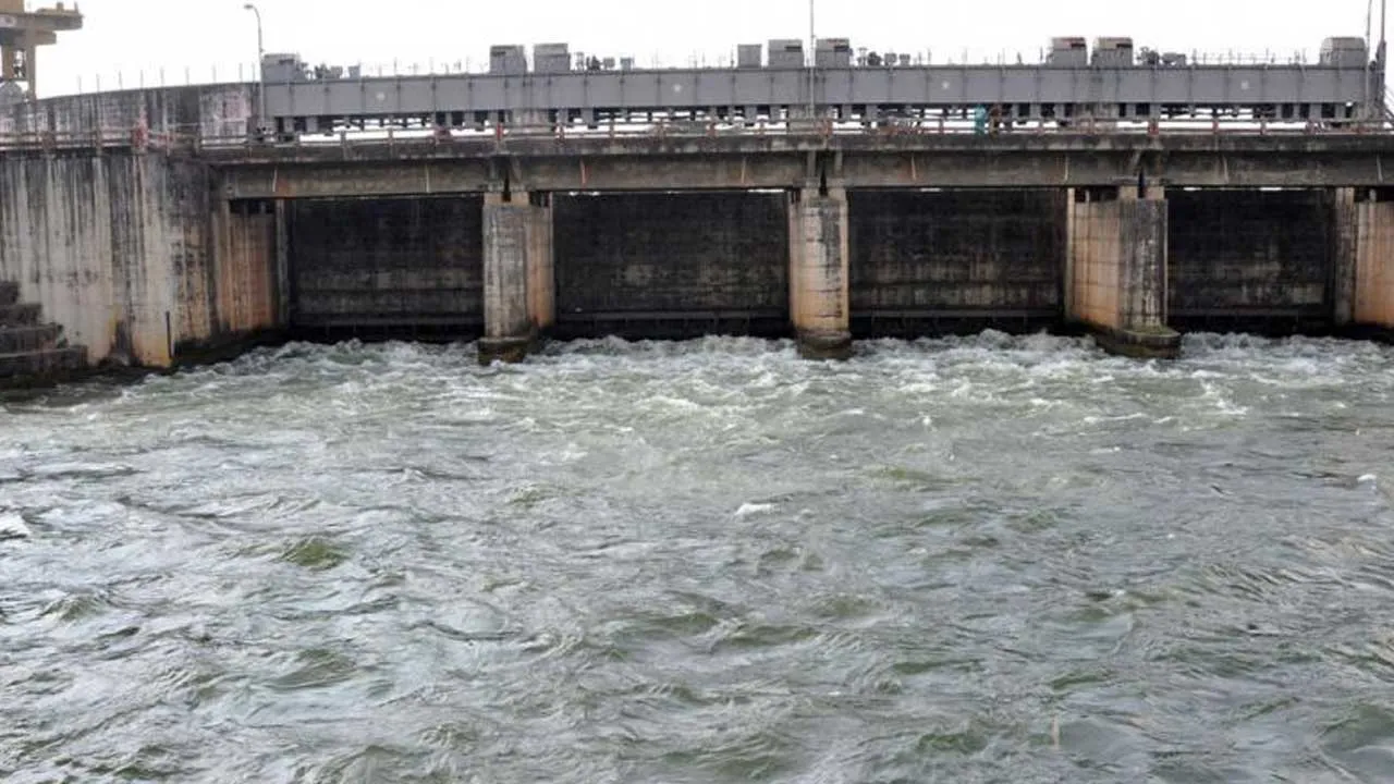 Dhavaleswaram Barrage : గోదావరికి వరద ఉధృతి.. ధవలేశ్వరం గేట్ల ఎత్తివేత.. Dhavaleswaram Barrage : గోదావరికి వరద ఉధృతి.. ధవలేశ్వరం గేట్ల ఎత్తివేత..
