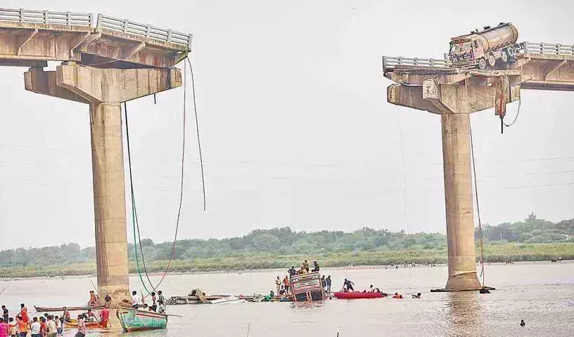 Gujarat: ఒక్కసారిగా కూలిపోయిన బ్రిడ్జి.. నదిలో పడిపోయిన వాహనాలు Gujarat: ఒక్కసారిగా కూలిపోయిన బ్రిడ్జి.. నదిలో పడిపోయిన వాహనాలు