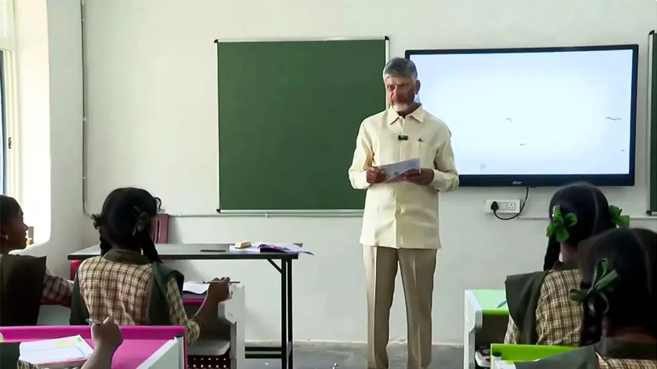 CBN: ఉపాధ్యాయుడిగా మారిన చంద్రబాబు CBN: ఉపాధ్యాయుడిగా మారిన చంద్రబాబు