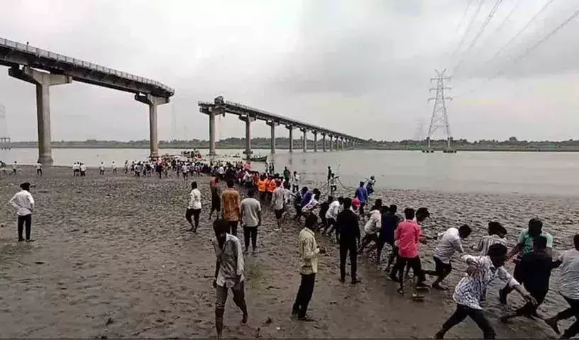 Bridge Collapse: బ్రిడ్జి కూలిన ఘటనలో 15కు పెరిగిన మృతుల సంఖ్య.. Bridge Collapse: బ్రిడ్జి కూలిన ఘటనలో 15కు పెరిగిన మృతుల సంఖ్య..