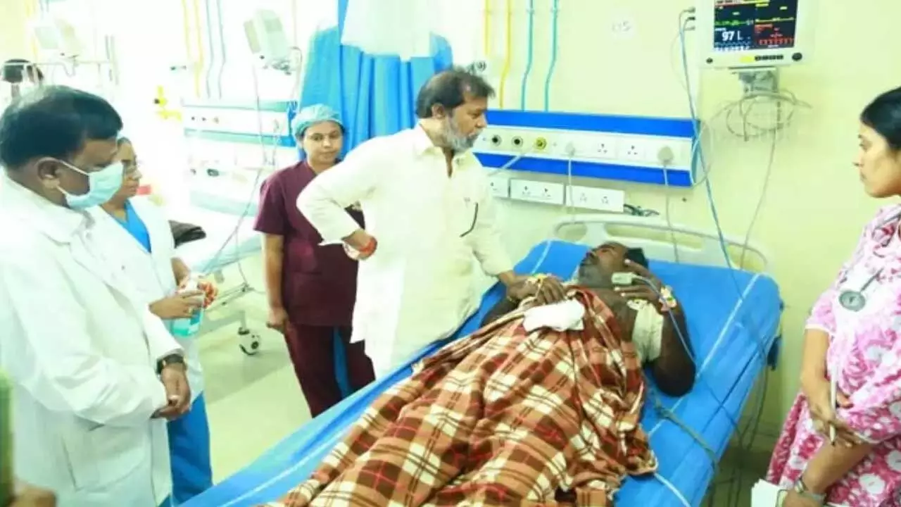 Minister Damodar : కల్తీ కల్లు బాధితులను పరామర్శించిన మంత్రి దామోదర Minister Damodar : కల్తీ కల్లు బాధితులను పరామర్శించిన మంత్రి దామోదర