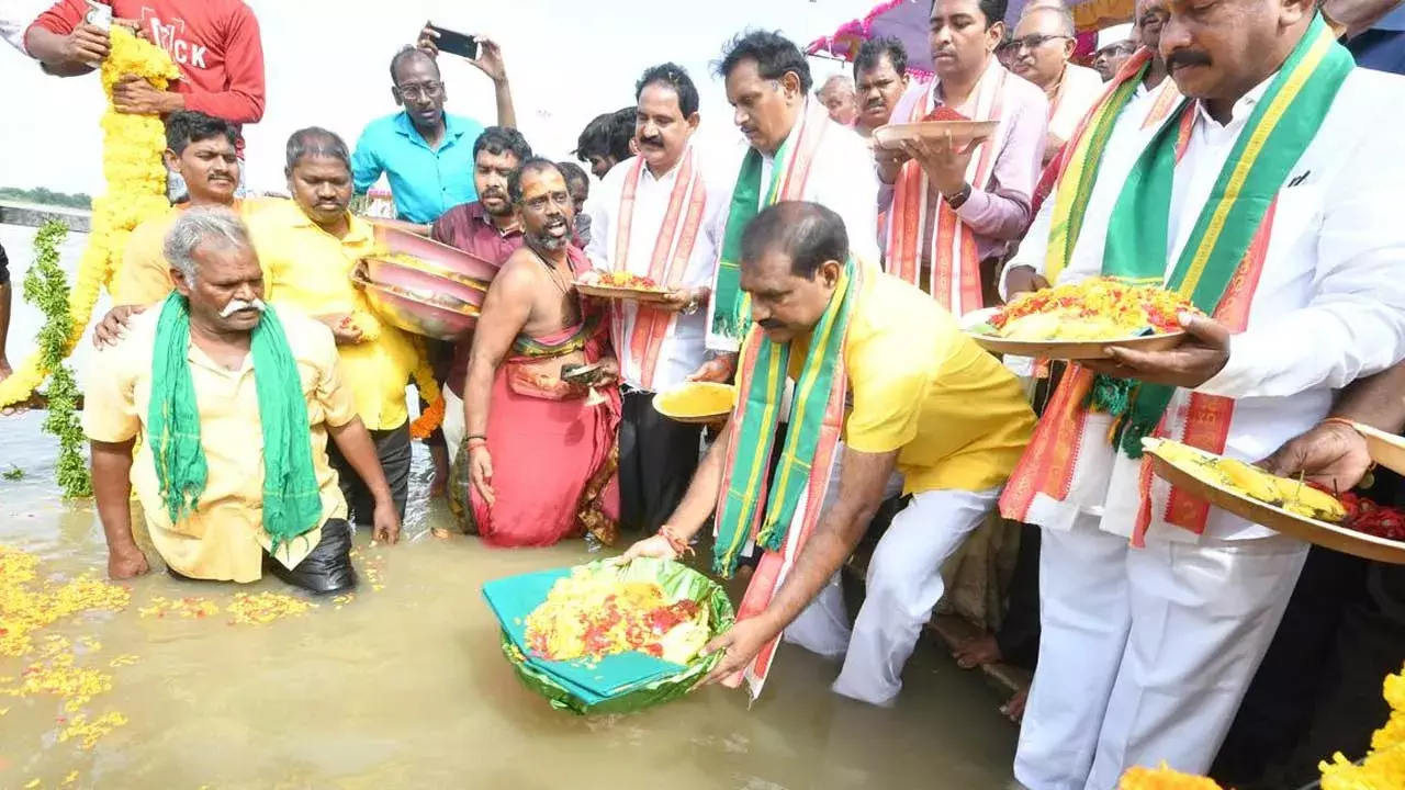 Minister Nimmala : పట్టీసీమ ద్వారా 13 లక్షల ఎకరాలకు సాగునీరు Minister Nimmala : పట్టీసీమ ద్వారా 13 లక్షల ఎకరాలకు సాగునీరు
