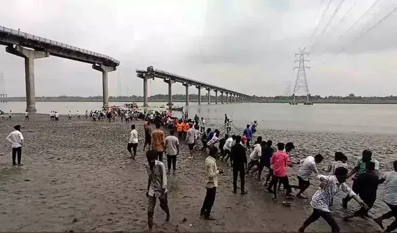 Bridge Collapse: బ్రిడ్జి కూలిన ఘటనలో 15కు పెరిగిన మృతుల సంఖ్య..