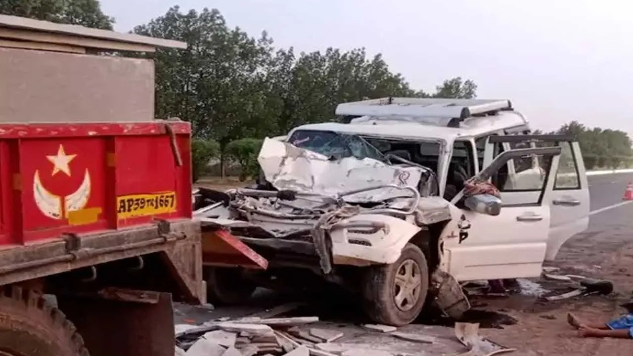 AP: కర్నూల్ జిల్లాలో ఘోర రోడ్డు ప్రమాదం...మూడేళ్ల చిన్నారి సహా మరో ఇద్దరు మృతి AP: కర్నూల్ జిల్లాలో ఘోర రోడ్డు ప్రమాదం...మూడేళ్ల చిన్నారి సహా మరో ఇద్దరు మృతి
