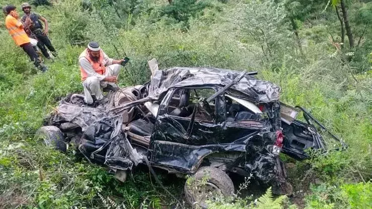 J & K Accident: జమ్మూకశ్మీర్ లో లోయలో పడ్డ పర్యాటకుల వాహనం.. J & K Accident: జమ్మూకశ్మీర్ లో లోయలో పడ్డ పర్యాటకుల వాహనం..