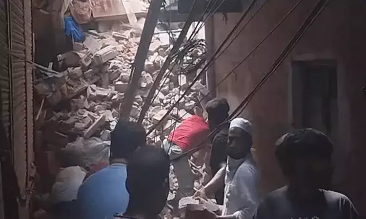 Delhi: నాలుగు అంతస్థుల భవనం కూలి ఇద్దరు మృతి.. పది మందికి తీవ్రగాయాలు.. Delhi: నాలుగు అంతస్థుల భవనం కూలి ఇద్దరు మృతి.. పది మందికి తీవ్రగాయాలు..