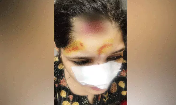 ఐఫోన్ మాట్లాడుతూ ఆటోలో కూర్చున్న టీచర్.. ఇద్దరు దొంగలు బైక్ పై వచ్చి..