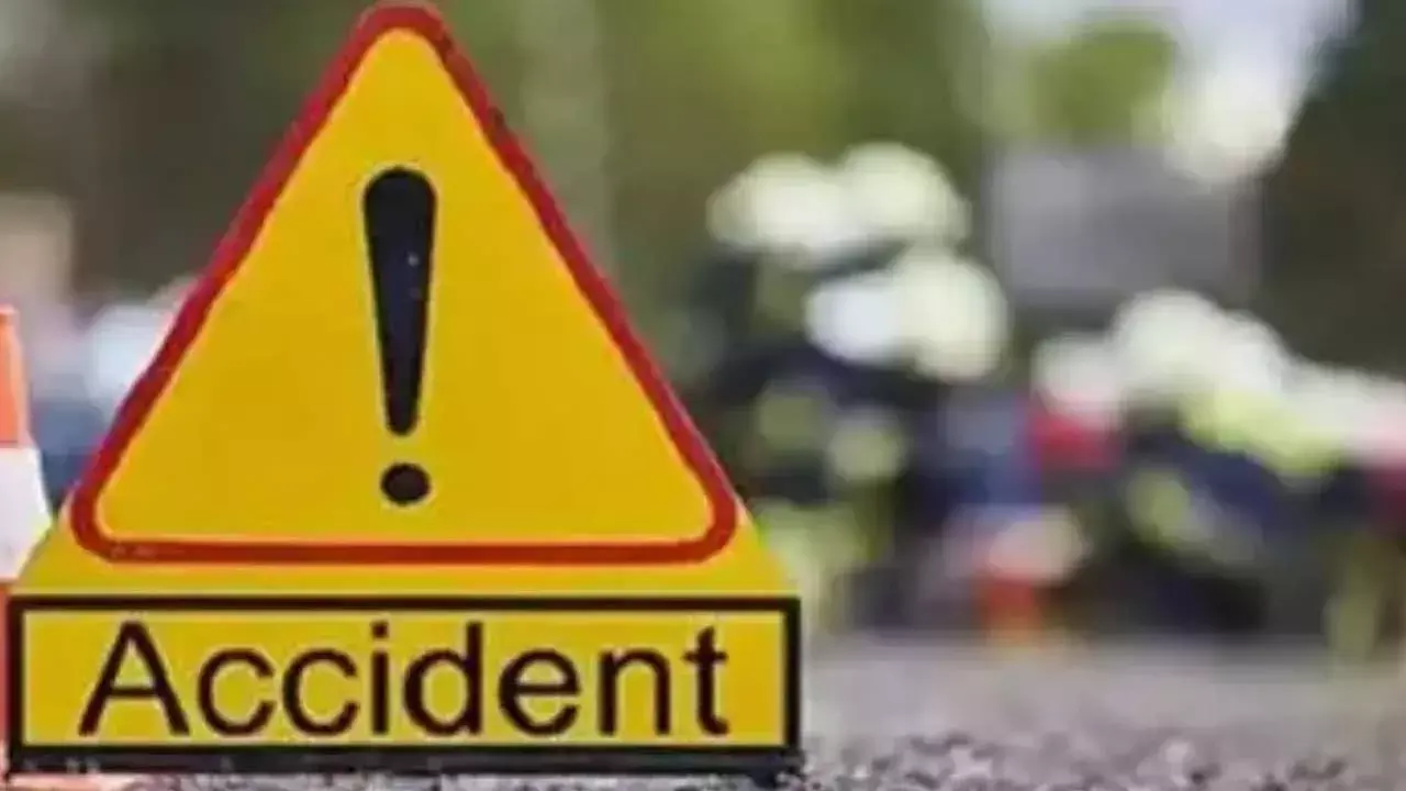 Nandyal : అదుపు తప్పిన బస్సు... తప్పిన పెను ప్రమాదం... Nandyal : అదుపు తప్పిన బస్సు... తప్పిన పెను ప్రమాదం...