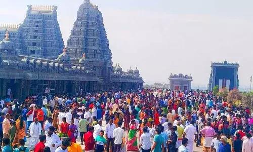 Yadadri Temple : వరుస సెలవు దినాలతో యాదాద్రి కి పోటెత్తిన భక్తులు..