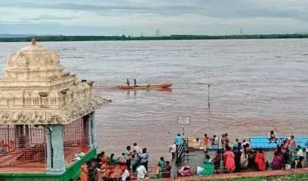 FLOOD: సుంకేశుల నుంచి శ్రీశైలంకు భారీగా నీటి విడుదల FLOOD: సుంకేశుల నుంచి శ్రీశైలంకు భారీగా నీటి విడుదల