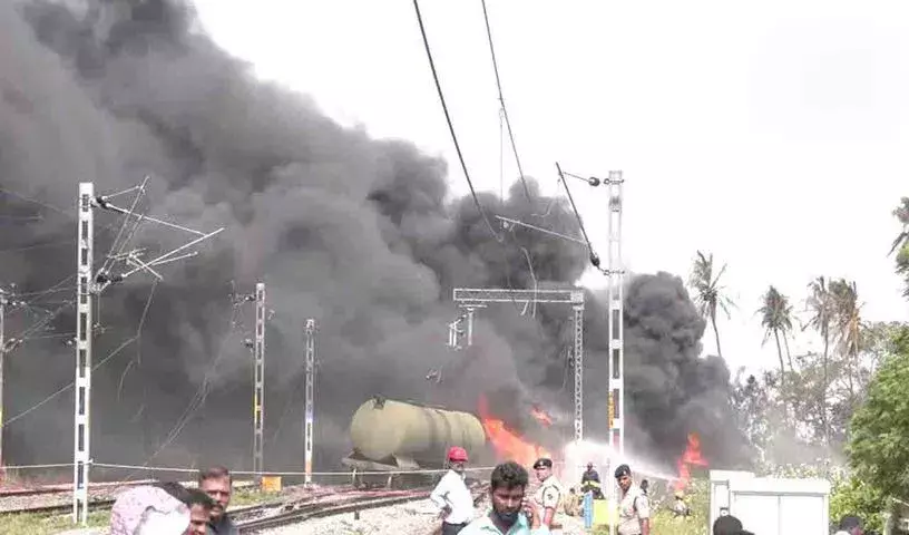 Goods Train Fire: డీజిల్ లోడుతో వెళ్తున్న గూడ్స్ రైలుకు మంటలు.. Goods Train Fire: డీజిల్ లోడుతో వెళ్తున్న గూడ్స్ రైలుకు మంటలు..