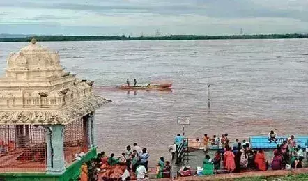 FLOOD: సుంకేశుల నుంచి శ్రీశైలం‌కు భారీగా నీటి విడుదల