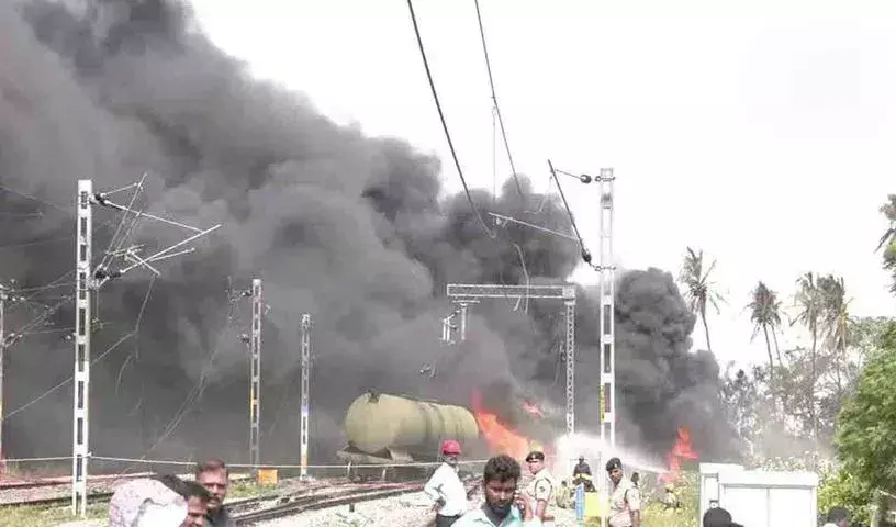 Goods Train Fire: డీజిల్ లోడుతో వెళ్తున్న గూడ్స్ రైలుకు మంటలు.. Goods Train Fire: డీజిల్ లోడుతో వెళ్తున్న గూడ్స్ రైలుకు మంటలు..