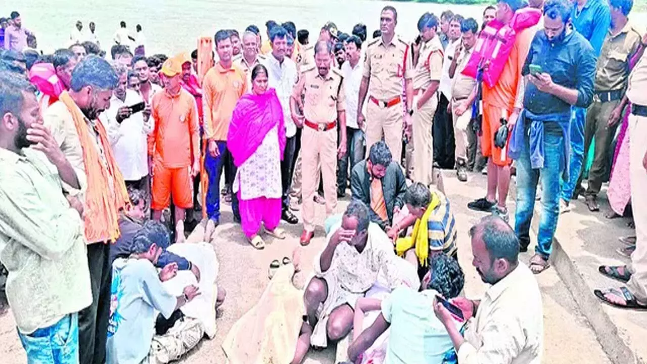 Missing : తుంగభద్ర నదిలో స్నానం కోసం వెళ్లిన ముగ్గురు విద్యార్థులు గల్లంతు Missing : తుంగభద్ర నదిలో స్నానం కోసం వెళ్లిన ముగ్గురు విద్యార్థులు గల్లంతు